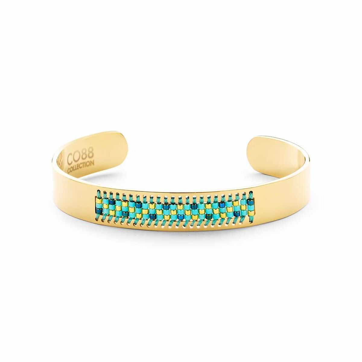 Detail van de CO88 Collection gouden armband met blauwe stenen in een elegant ontwerp.