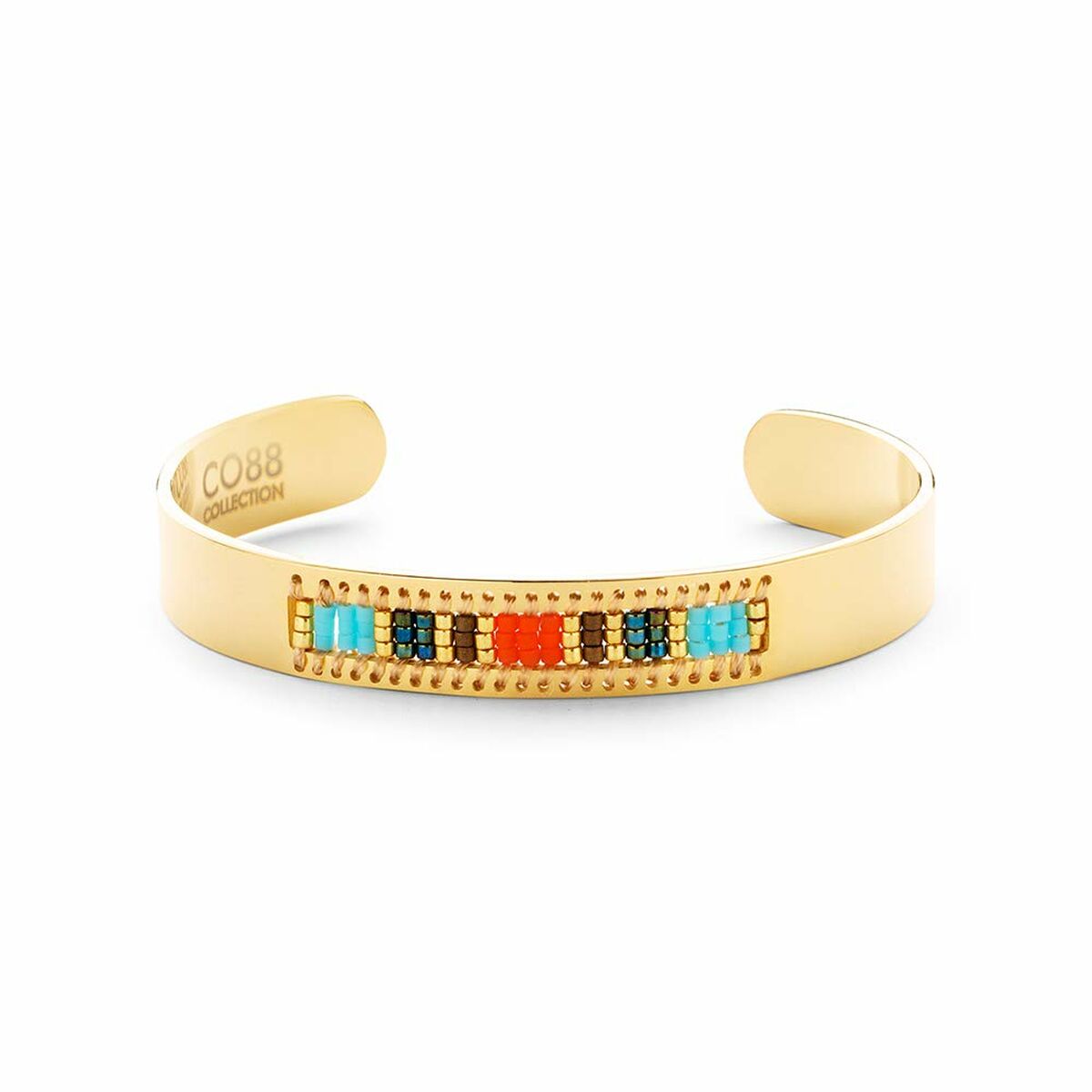 Detail van de gouden CO88 Collection armband met kleurrijke steentjes in het midden.