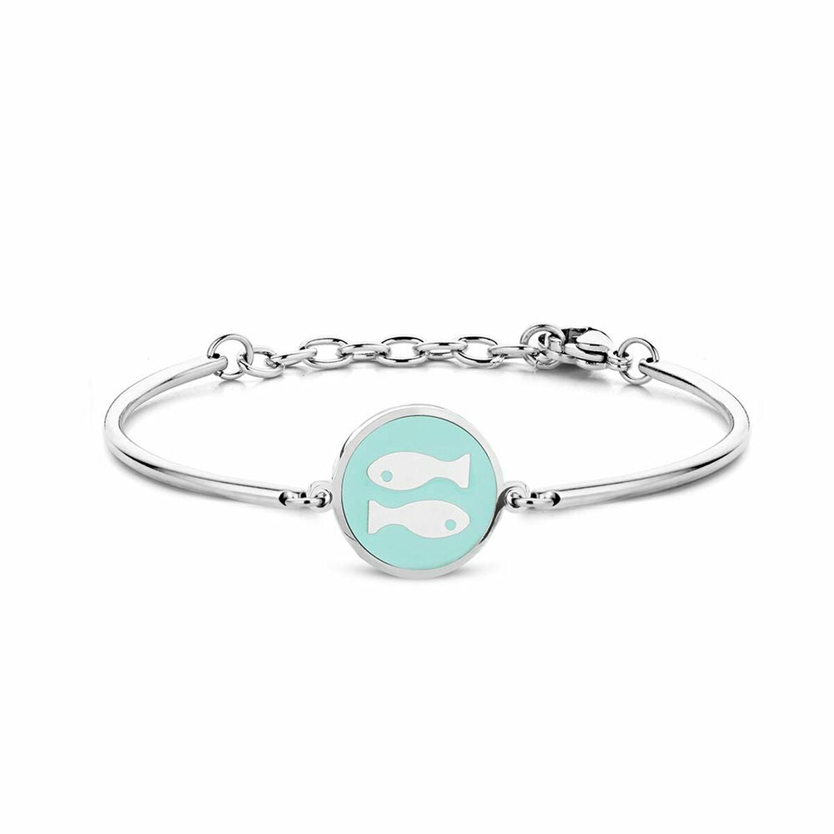 Detail van de zilverkleurige CO88 Collection armband met een turquoise visdesign.