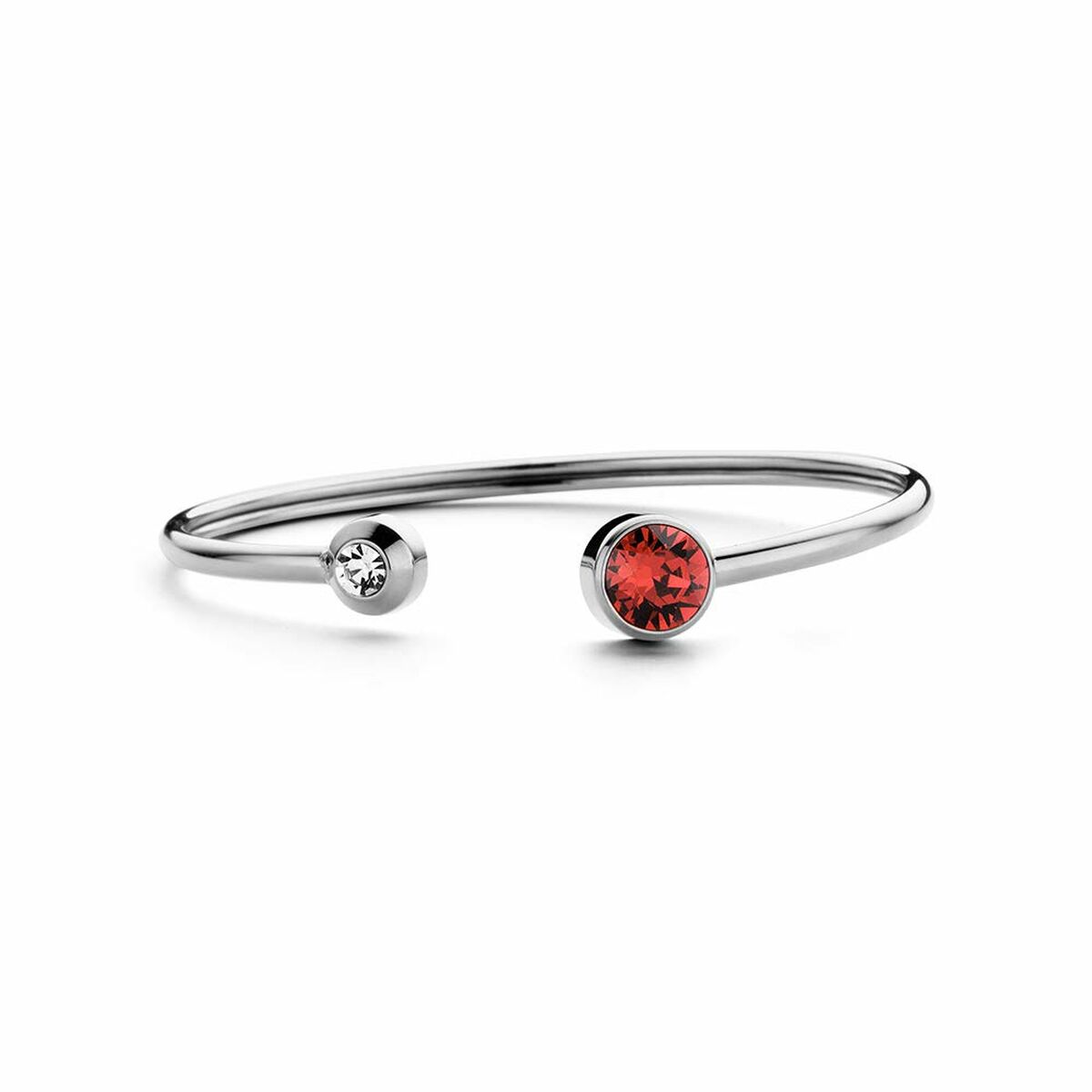 Detail van de CO88 Collection zilverkleurige armband met rode en transparante stenen.