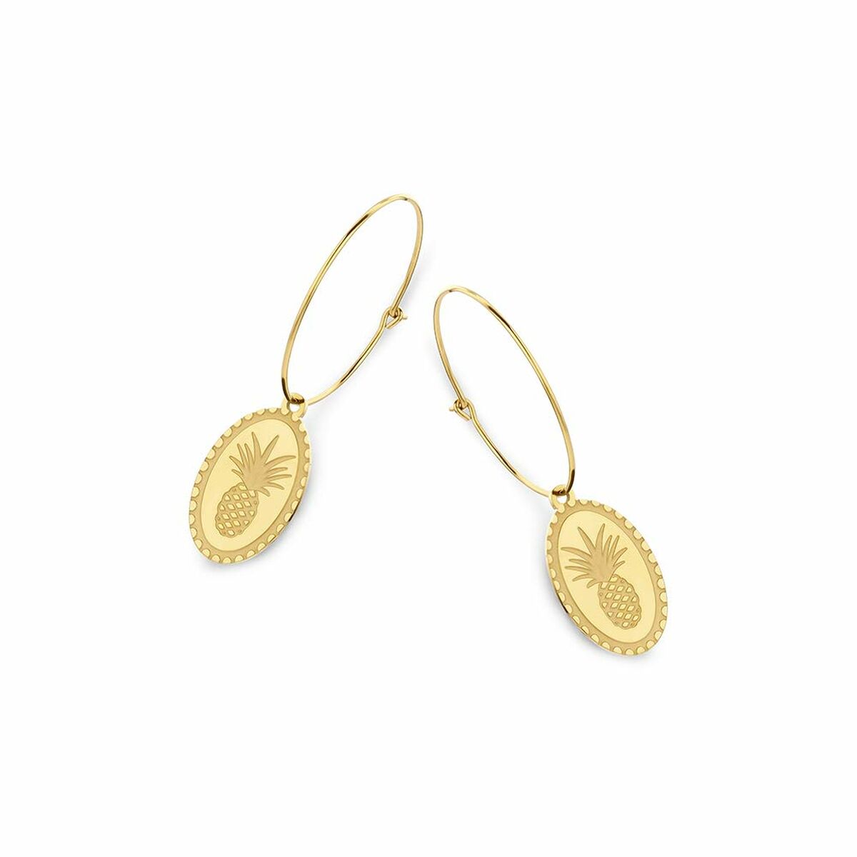 Detail van de CO88 Collection gouden oorbellen met ananasmotief en elegante afwerking.