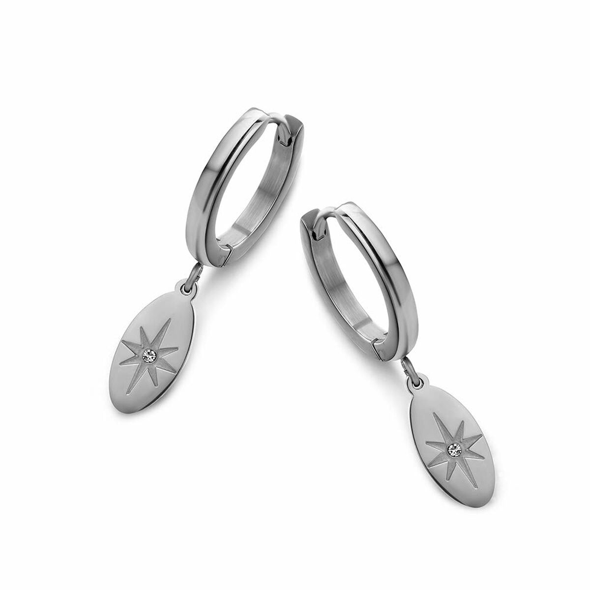 Zilverkleurige CO88 Collection oorbellen met een elegante stervorm en subtiele glinsterende details.