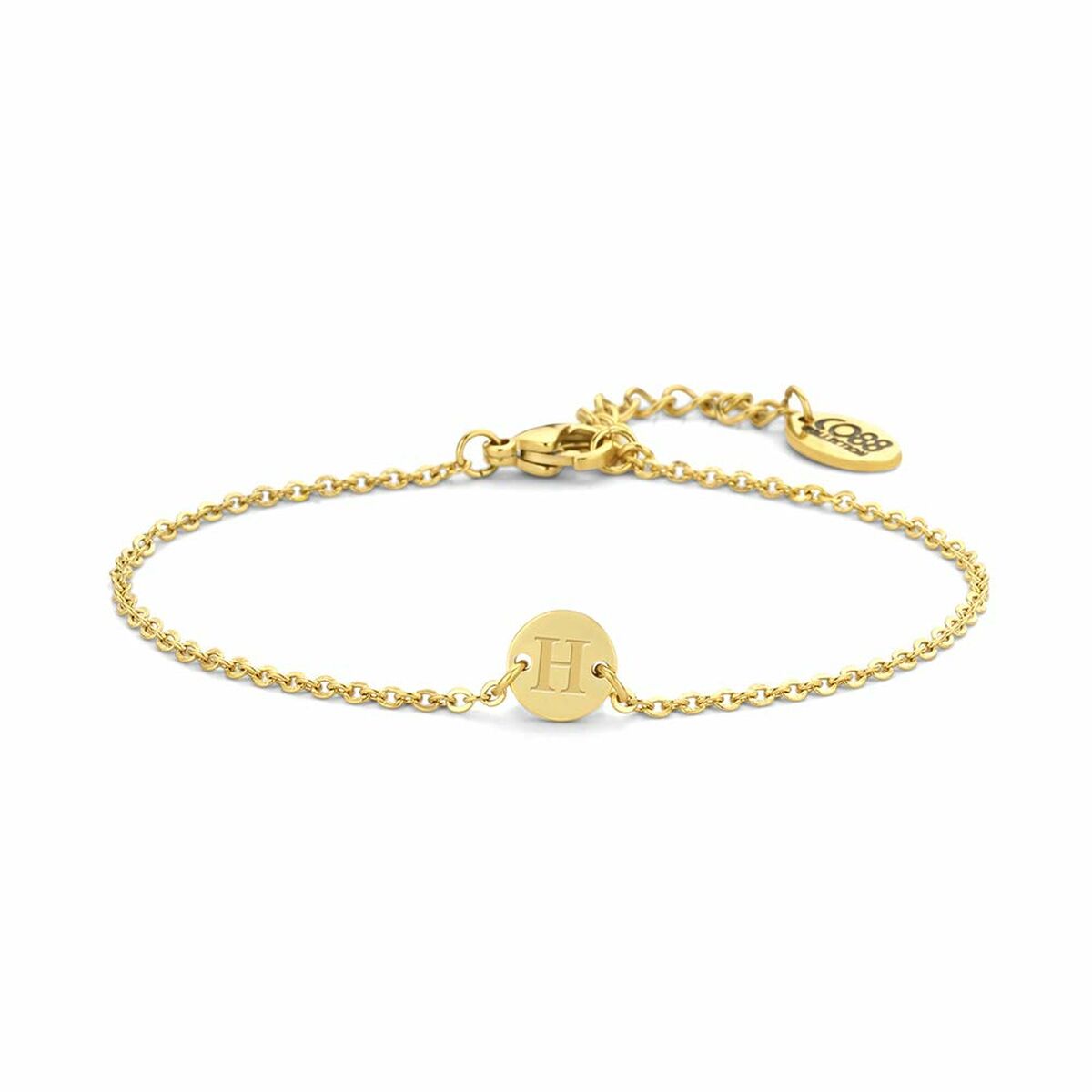 Detail van de CO88 Collection gouden armband met een elegante schakel en merklogo.