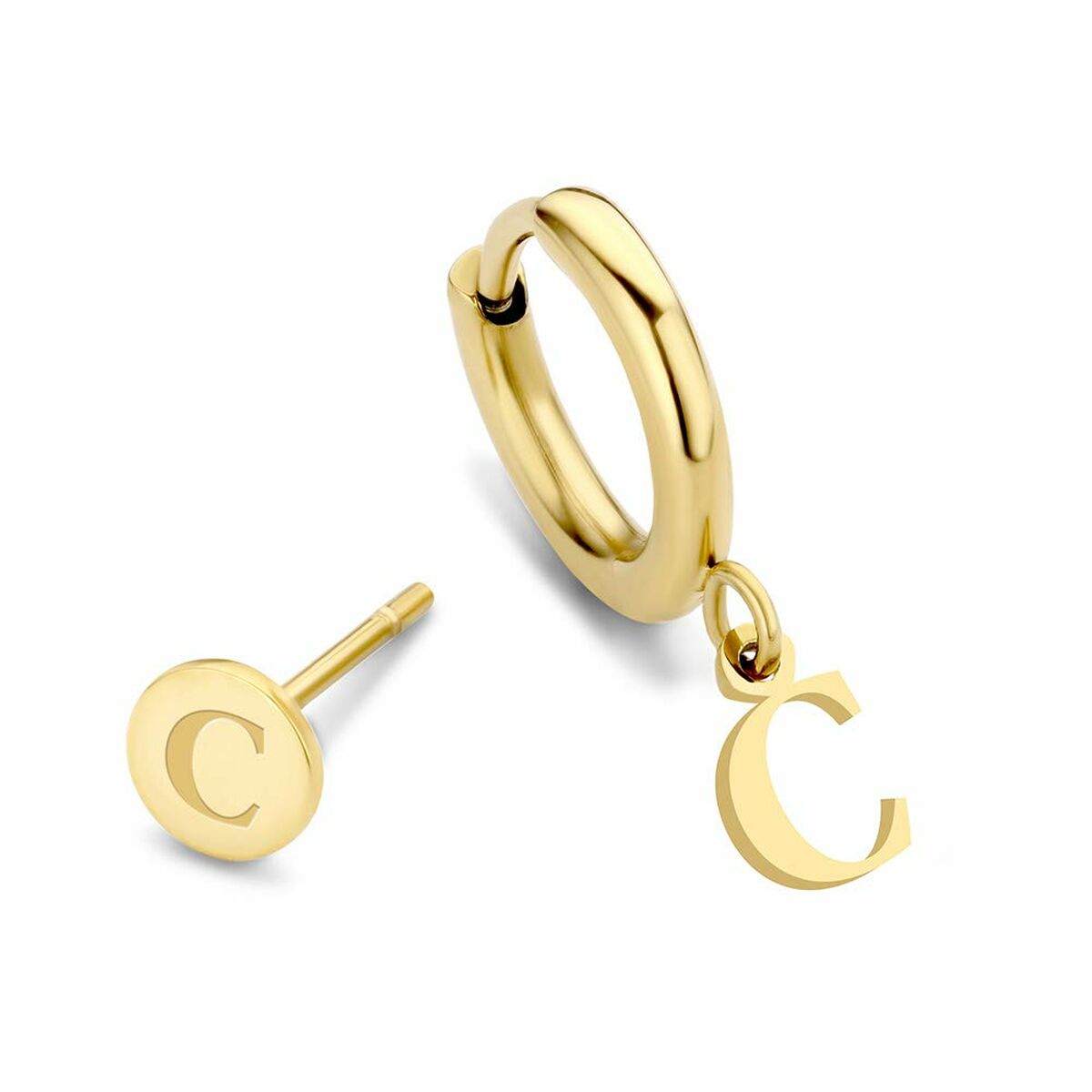 Detail van de gouden CO88 Collection oorbellen met elegante hangers en een letter C.