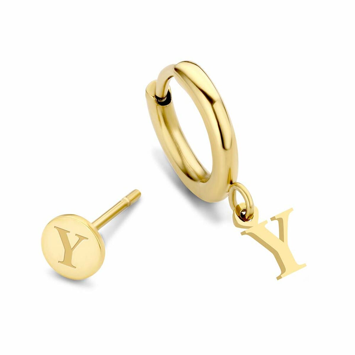 Detail van de gouden CO88 Collection oorbellen met een elegante afwerking en een hangend Y-logo.