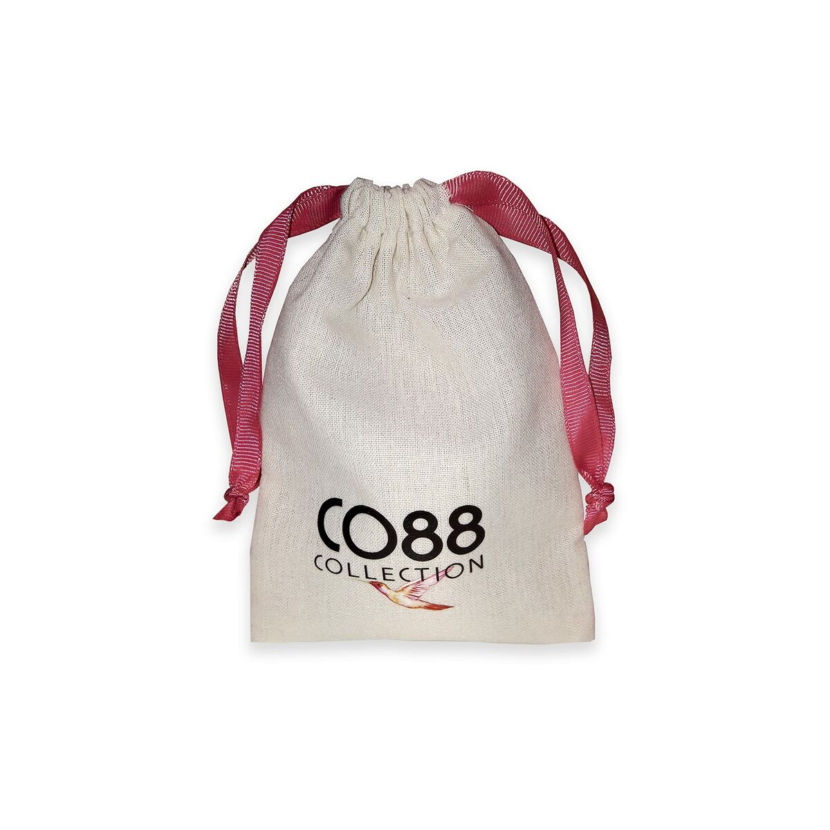 Zijaanzicht van de CO88 Collection armband in een elegante geschenkzak met rode strik.