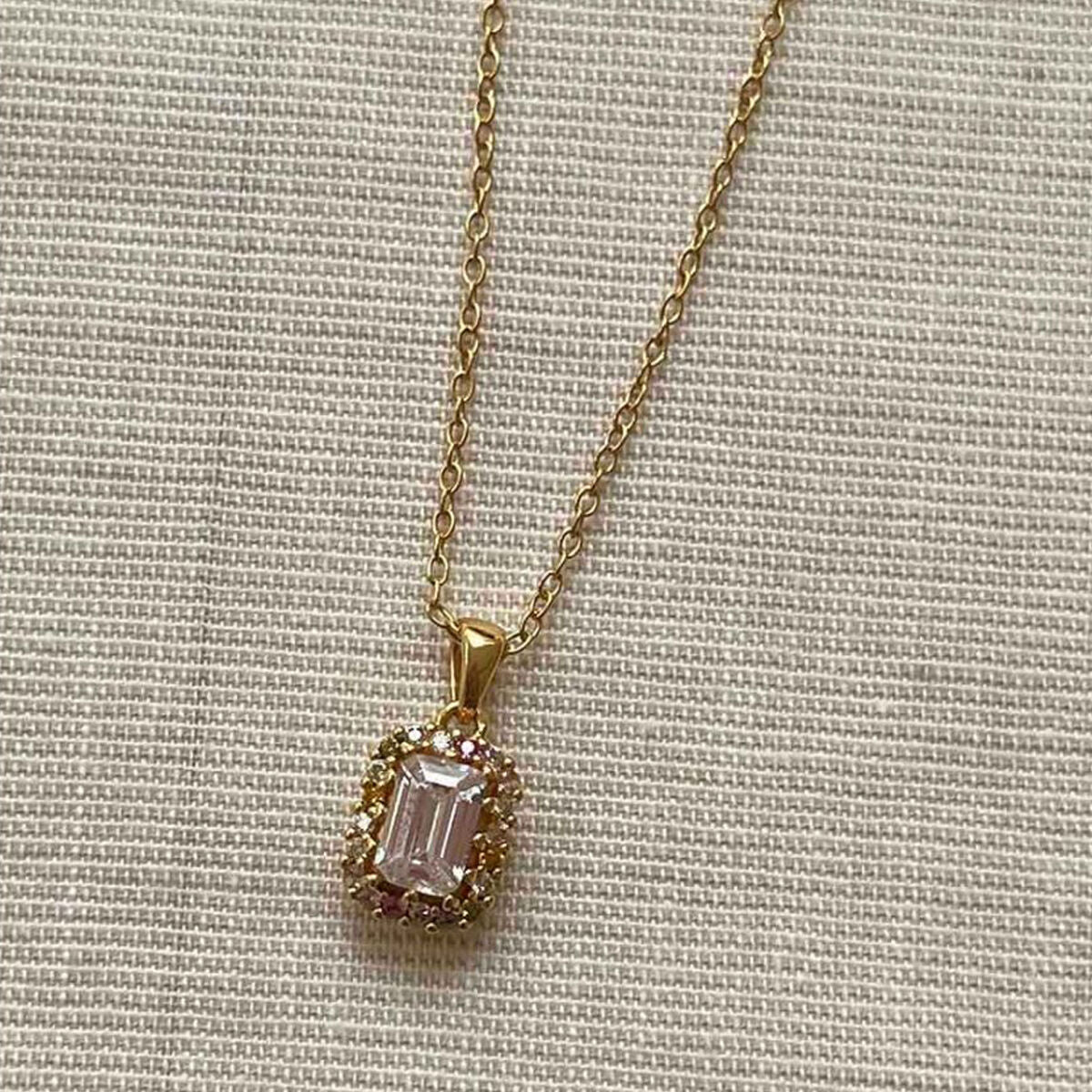 Detail van de 24KAE gouden ketting met een elegante, gegraveerde hanger.