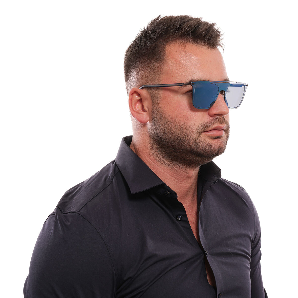 Zijaanzicht van de Police zonnebril Heren SPL581 met blauw glazen en stijlvol frame.