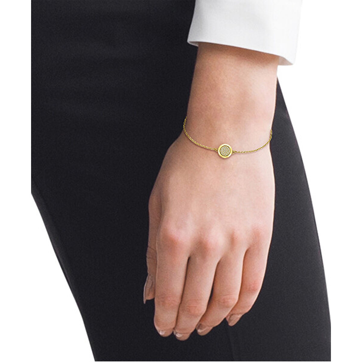 Detail van de gouden Hugo Boss armband met een elegante schakel en ronde hanger.