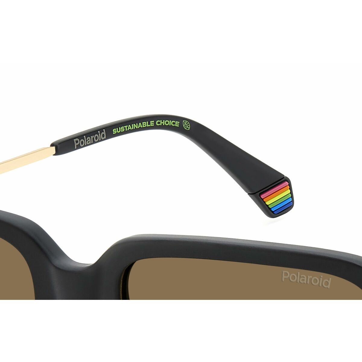 Detail van de Polaroid zonnebril met multicolour poot en duurzame keuze aanduiding.