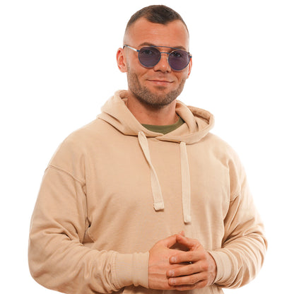 Heren in beige hoodie met Guess zonnebril GU3047 in paars, zijaanzicht.