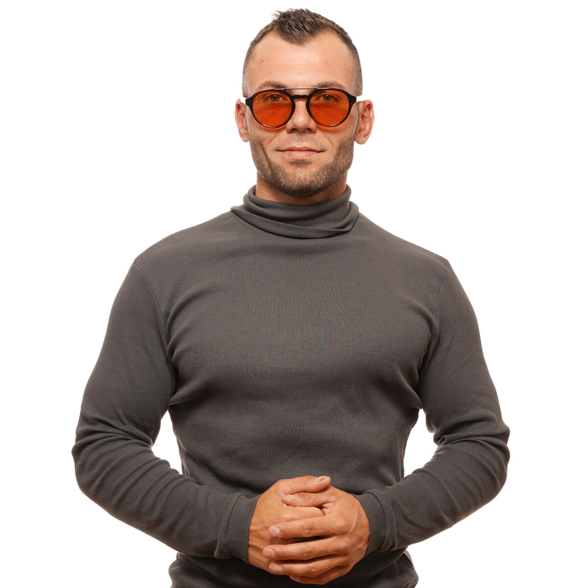 Herenmodel met multicolour Web Eyewear zonnebril en trendy oranje glazen.