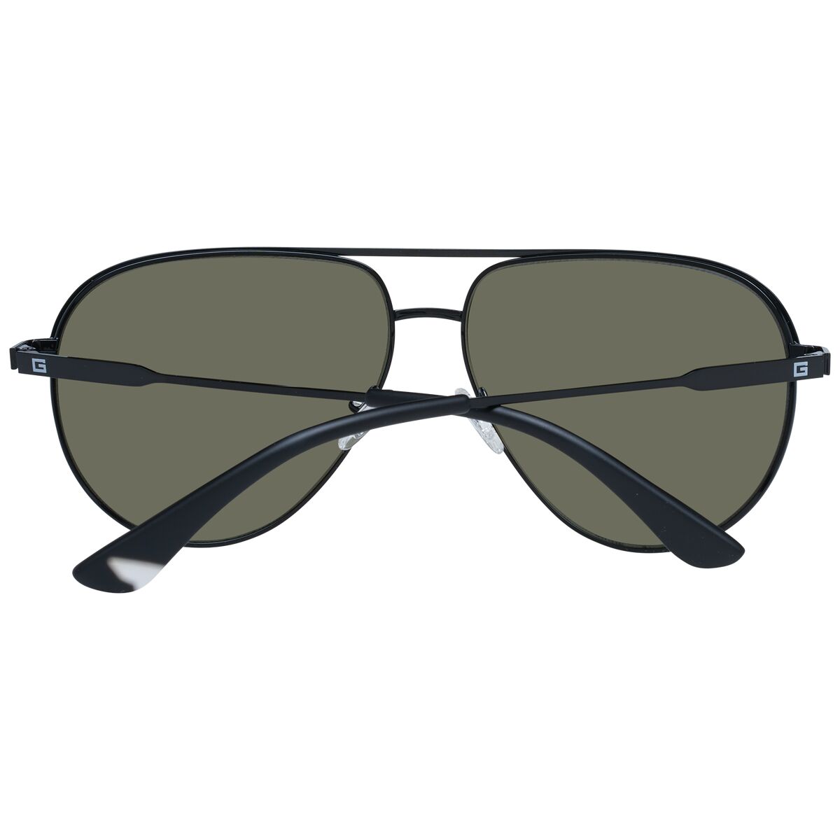 Detail van de Guess zonnebril Heren GF5083 met groene glazen en zwart montuur.