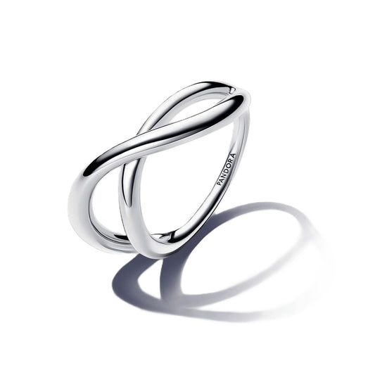 Pandora ring voor dames in zilverkleurig, elegant design met een moderne uitstraling.