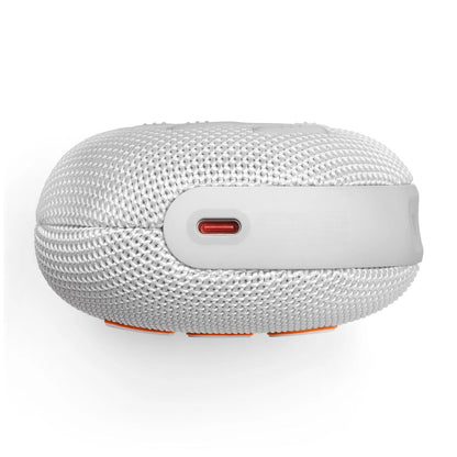 Detail van de JBL Clip 5 luidspreker in wit met grijze textuur en laadpoort.