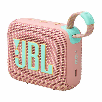 Zijaanzicht van de roze JBL GO 4 Bluetooth-luidspreker met opvallend logo en handvat.