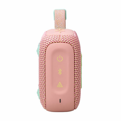 Zijaanzicht van de roze JBL GO 4 luidspreker met knoppen en draagriem.