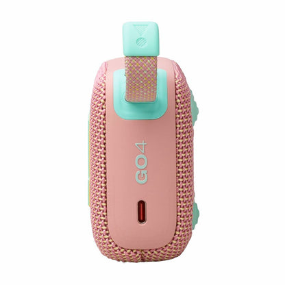Zijaanzicht van de roze JBL GO 4 luidspreker met USB-C poort en draagriem.