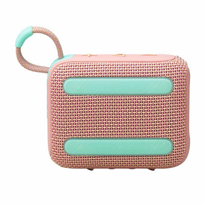 Zijaanzicht van de roze JBL GO 4 luidspreker met groene accenten en handvat.