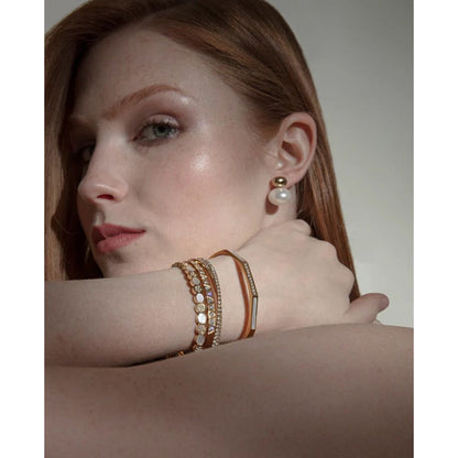 Detail van de Viceroy damesarmband in gouden kleur, elegant om de pols gedragen.