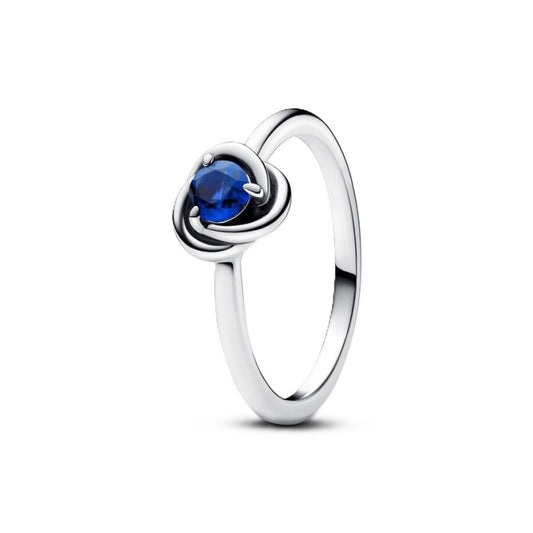 Zilverkleurige Pandora ring met een blauwe mineraal kristal, elegant ontwerp.