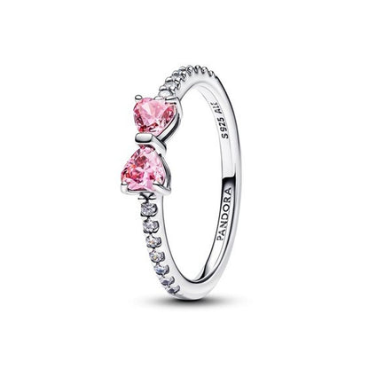 Zilverkleurige Pandora ring met elegante roze stenen en verfijnde details.