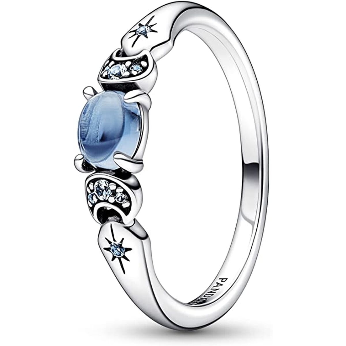 Zilverkleurige Pandora ring met blauwe steen en sprankelende details.