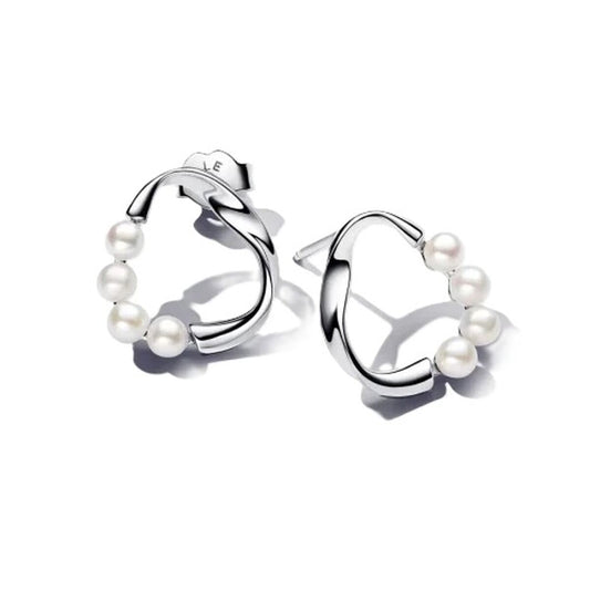 Zilverkleurige Pandora oorbellen met elegante vorm en pareldetails.