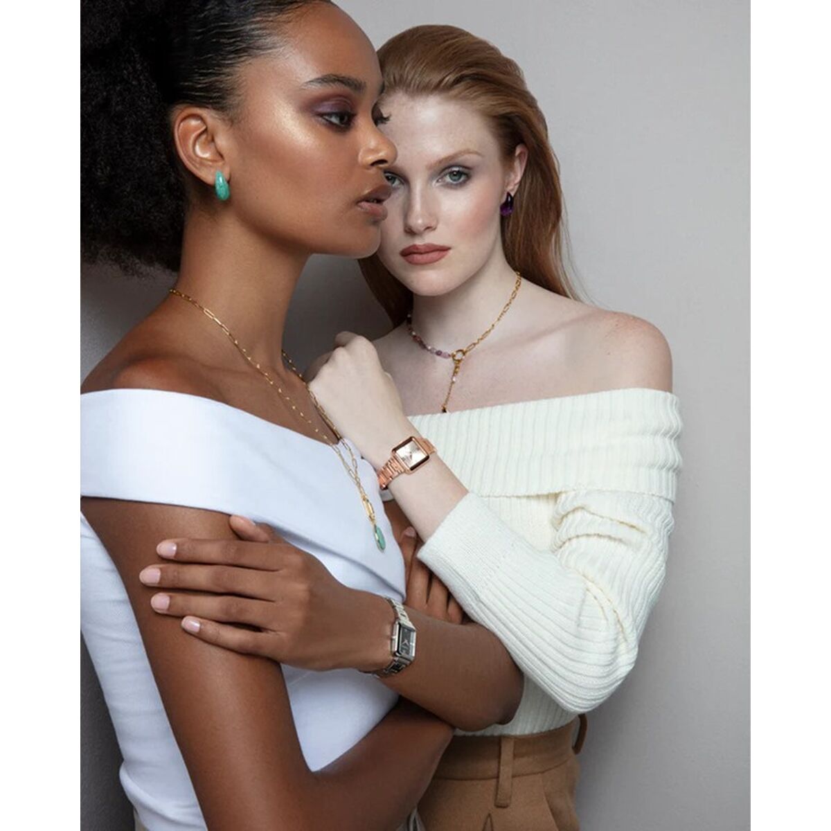 Viceroy gouden ketting gedragen door model met een elegante uitstraling.