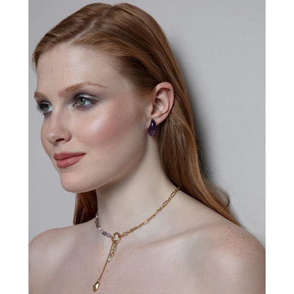 Detail van de Viceroy gouden ketting met elegante hanger, gedragen door een vrouw.
