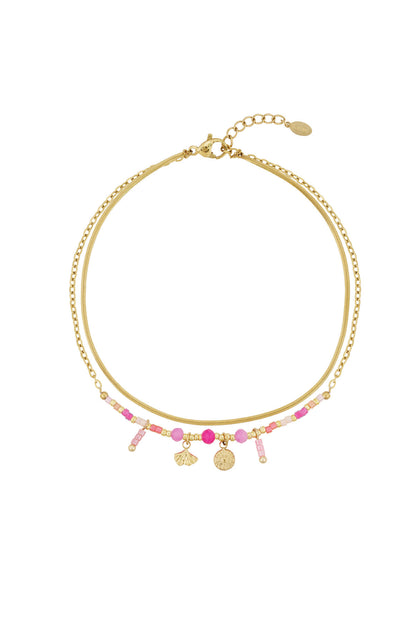 Detail van de Classy Vibe enkelband met kleurrijke kralen en elegante hangers.