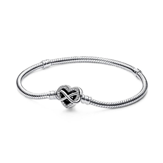 Zilverkleurige Pandora armband voor dames met een elegant oneindigheidssymbool.