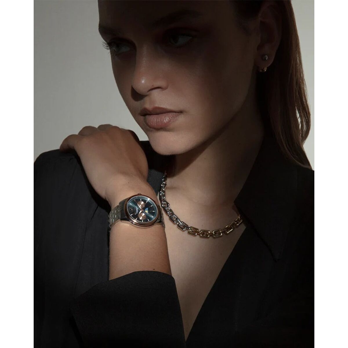 Detail van de Viceroy ketting, gedragen door een vrouw met een elegante uitstraling.