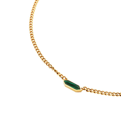 Detail van de Breil gouden ketting met mineraal kristal, in close-up.