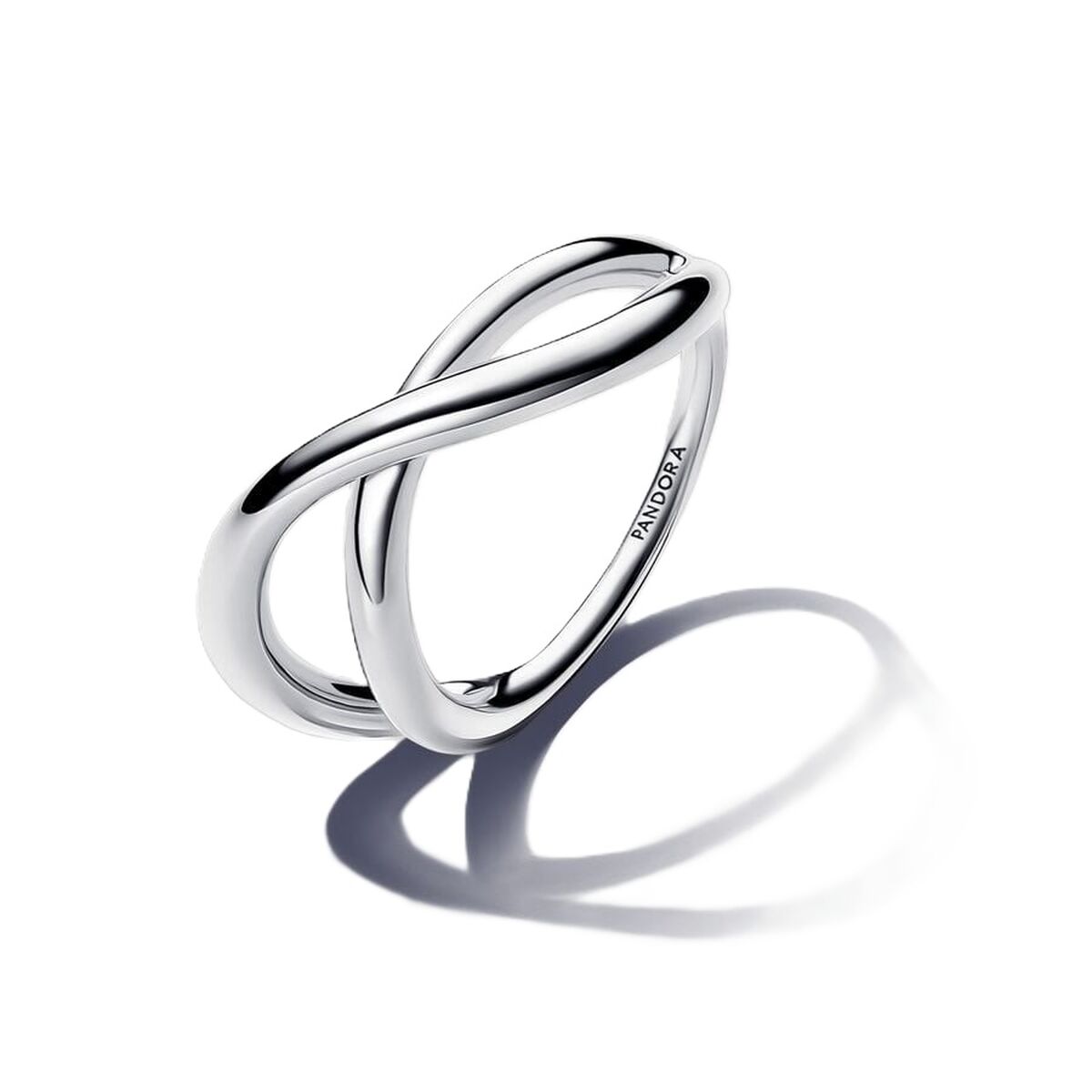 Zilverkleurige Pandora ring met elegant design en een moderne, vloeiende vorm.