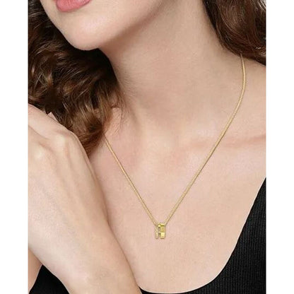 Close-up van de gouden Hugo Boss ketting met elegant hangertje, gedragen door een model.