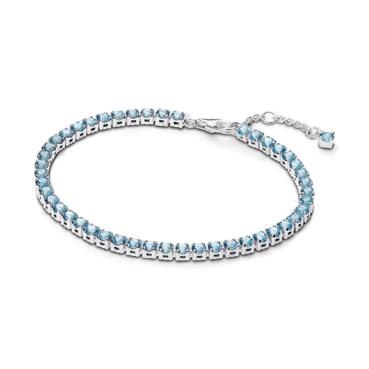 Zilverkleurige Pandora armband met blauwe stenen, elegante afwerking en sluiting.