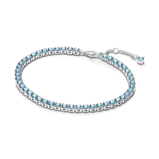 Zilverkleurige Pandora armband met blauwe stenen, elegante afwerking en sluiting.