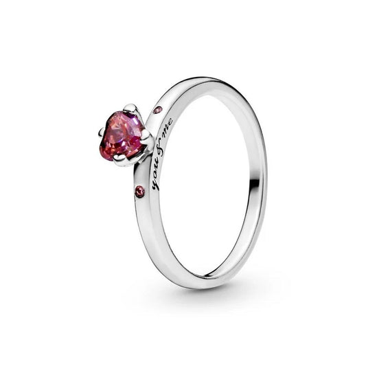 Zilverkleurige Pandora ring met hartvormige paarse steen en subtiele details.