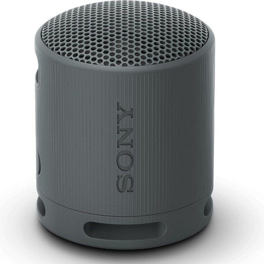 Compacte zwarte Sony Bluetooth luidspreker SRSXB100B met een ronde vorm en gaasrooster bovenop.