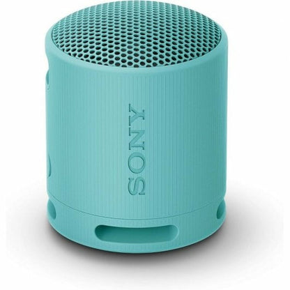 Detailweergave van de blauwe Sony SRSXB100L Bluetooth luidspreker met een ronde vorm en gaasrooster.