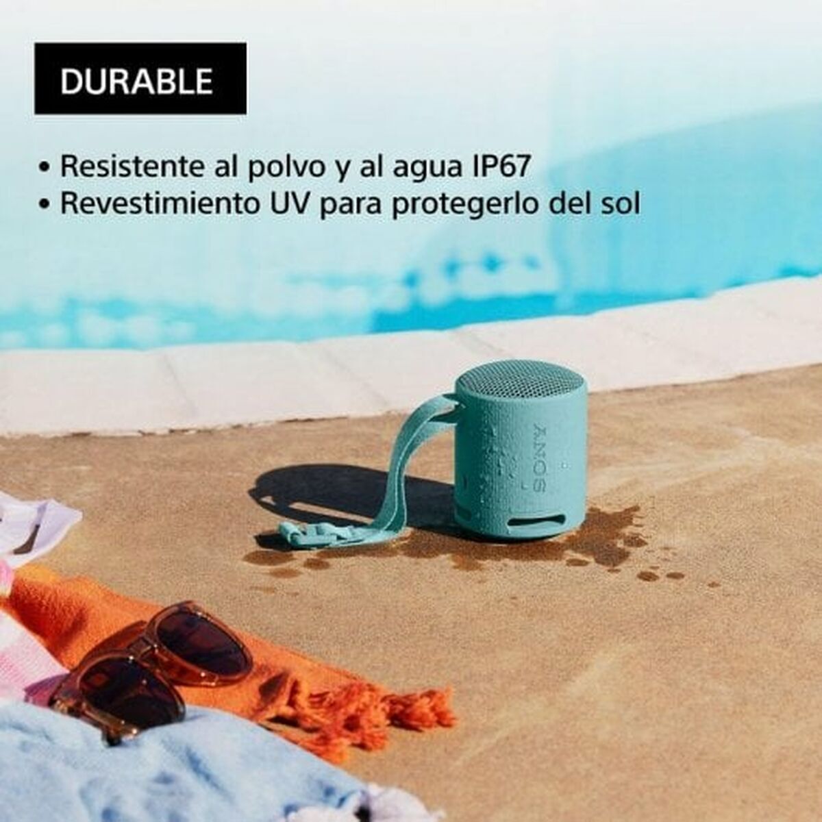 Detail van de Sony SRSXB100L luidspreker in blauw, met IP67 water- en stofbescherming.