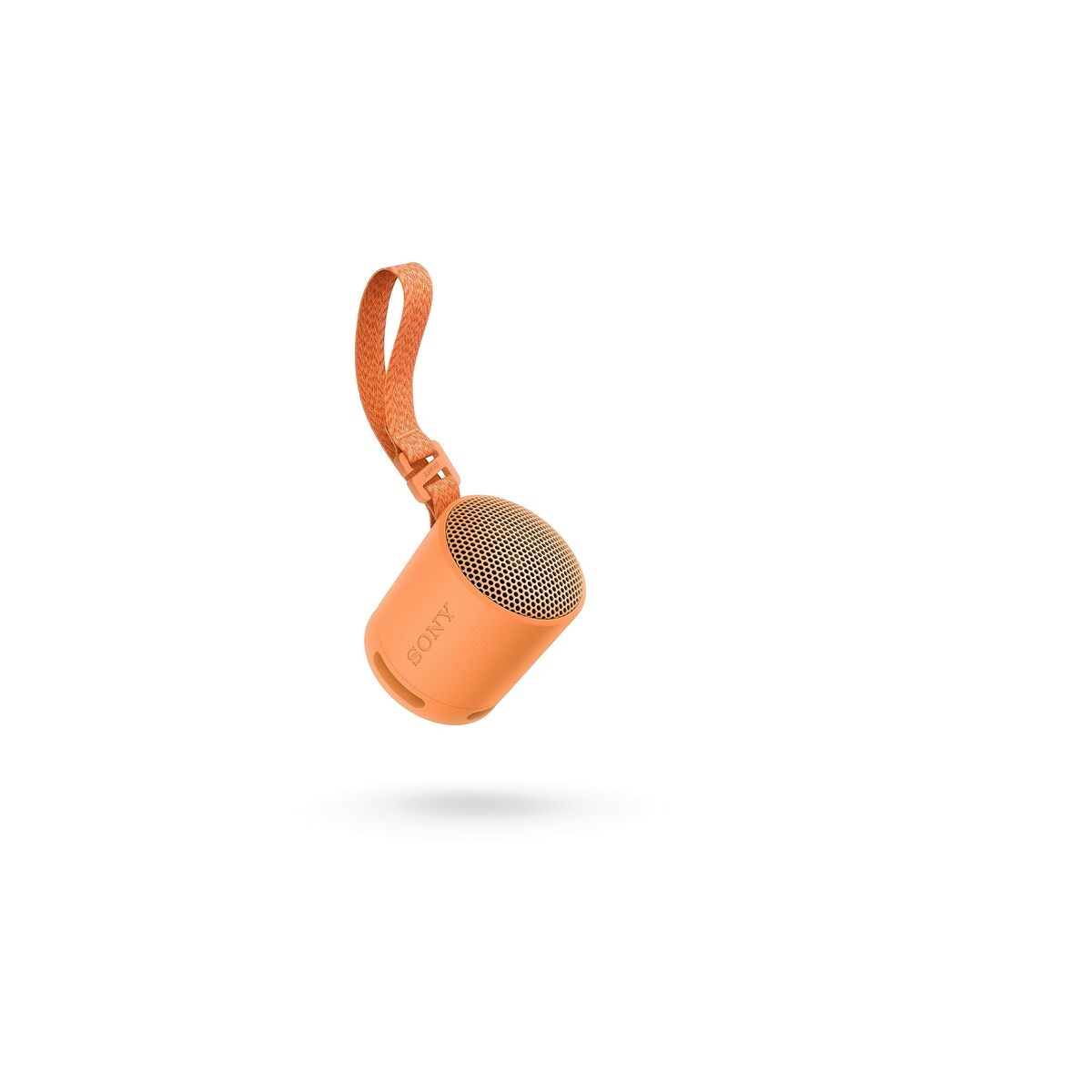 Zijaanzicht van de oranje Sony SRSXB100D Bluetooth luidspreker met een handige draagriem.