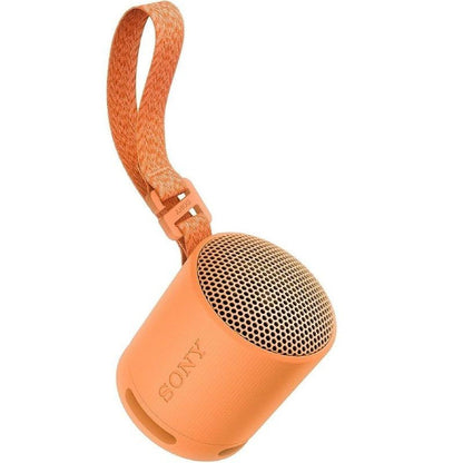 Zijaanzicht van de oranje Sony SRSXB100D Bluetooth luidspreker met handvat.