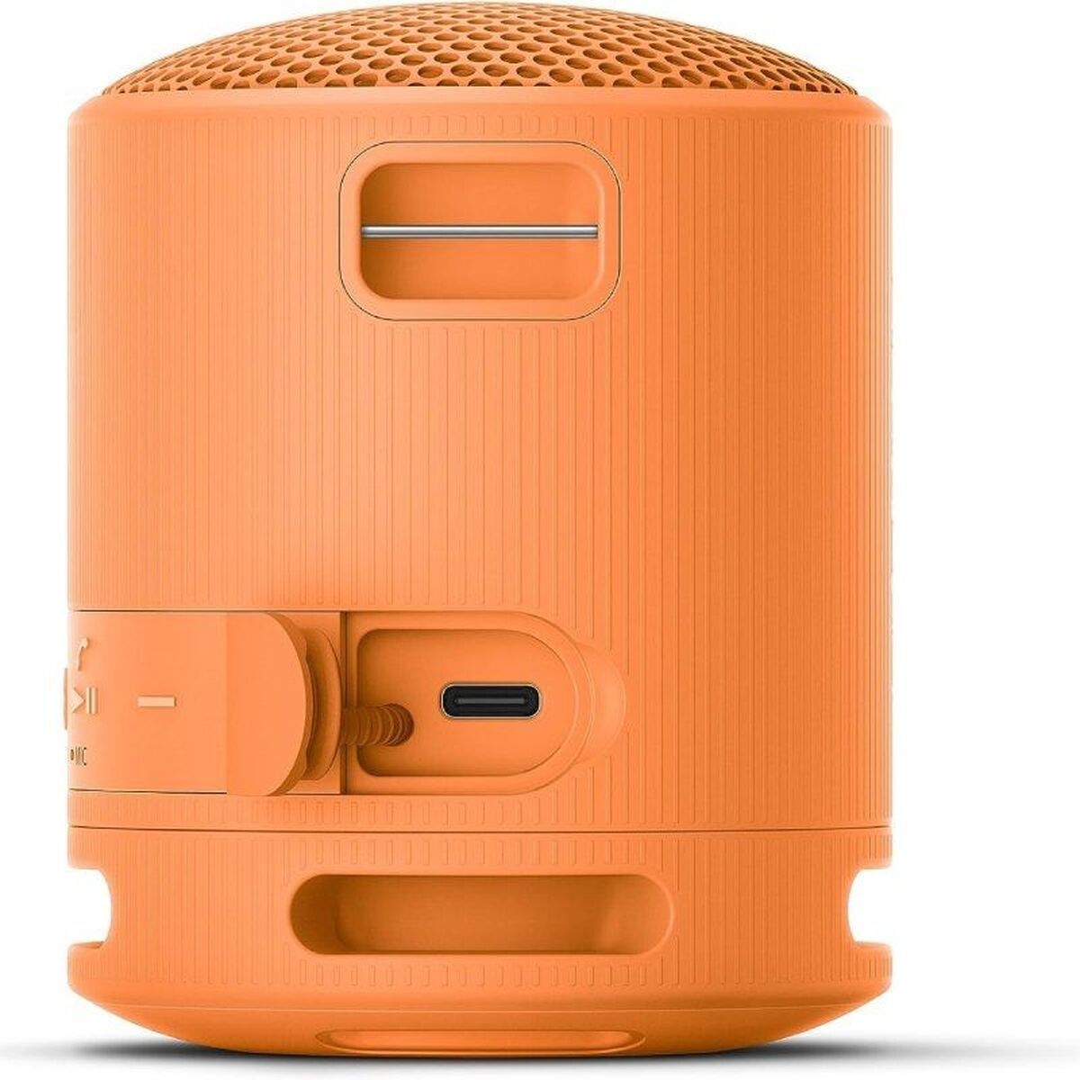 Detail van de Sony SRSXB100D luidspreker in oranje met aansluitingen en textuur.