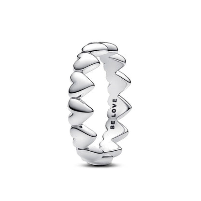 Zilverkleurige Pandora ring voor dames met hartjesdesign, elegant en tijdloos.