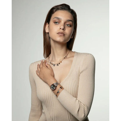 Dames met een gouden Viceroy armband, elegant gedragen met een neutrale outfit.