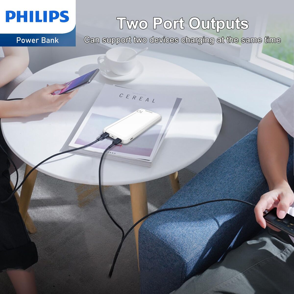 Philips Powerbank DLP1810NW/62 met twee oplaadpoorten, in gebruik op een tafel.