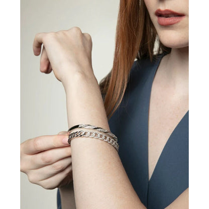 Zijaanzicht van de zilverkleurige Viceroy armband, elegant om de pols van een vrouw.