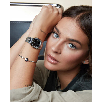 Dames met Viceroy oorbellen en een elegante armband, close-up van het gezicht en accessoires.